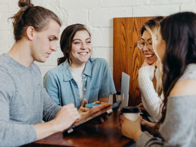 Gruppe junger Menschen während einer Kaffeepause