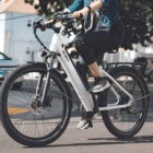 Frau radelt mit weißem E-Bike